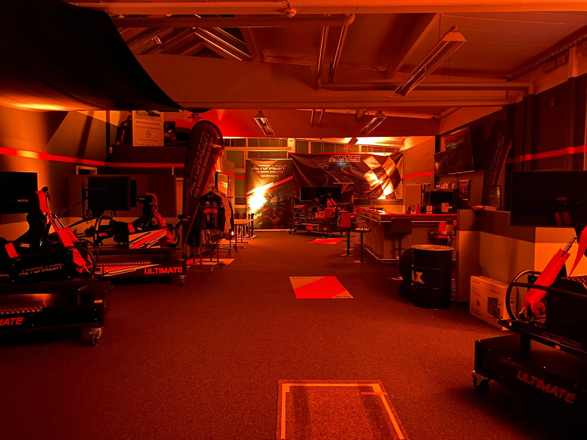 ACTORACER Showroom im orangenen Licht — HQ Windeck